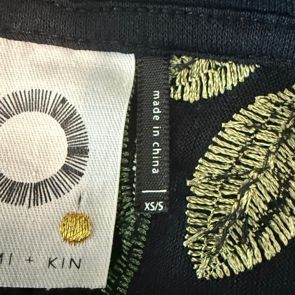 AKEMI + KIN Women’s V-Neck Embroidered Floral Oversized Top (Size XS/S) - Picture 15 of 15